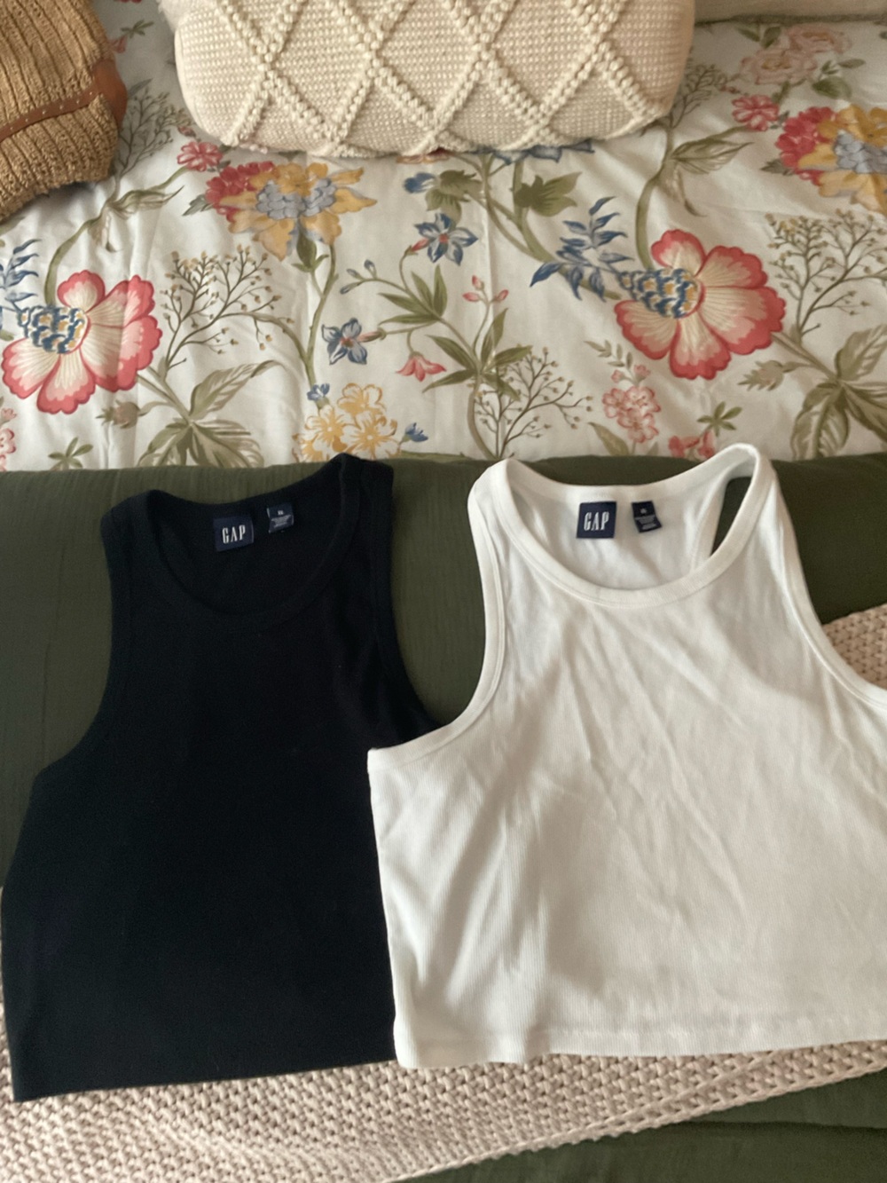 EUC GAP Women's Size XL cropped tank tops.